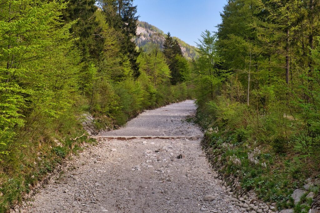 Copyright: Account: Antranias, URL: https://pixabay.com/de/photos/flussbett-gew%c3%a4sserbett-steine-5096072/, zuletzt aufgerufen am 12.1.2026.