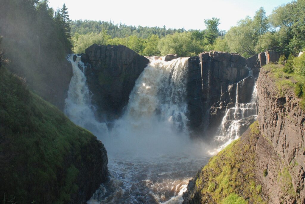 Copyright: Account: Enlightening_Images, URL: https://pixabay.com/de/photos/wasserfall-eilend-sprudelnd-wasser-4952518/, zuletzt aufgerufen am 11.1.2026.